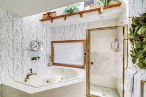 Amenidades de baño gratuitas, secadora de cabello, toallas 