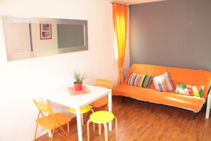 TV - Nice Central Attic (barcelona)