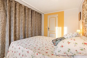 1 habitación, tabla de planchar con plancha y cuna de viaje 