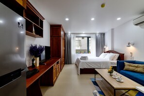 Estúdio executivo | Roupas de cama premium, camas com colchões pillow-top, frigobar