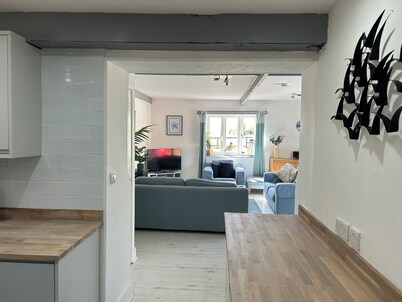 Stables, quality 3 bed character cottage, views across golf course to the sea