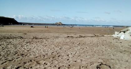 Stables, quality 3 bed character cottage,  views across golf course to the sea