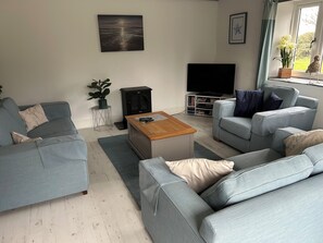 Smart TV, DVD player, books - Stables, quality 3 bed character cottage,  views across golf course to the sea (Bude)