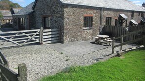 A stone building with a sloped roof and a gravel driveway. - Stables, quality 3 bed character cottage,  views across golf course to the sea (Bude)