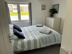 3 bedrooms, iron/ironing board, travel cot, free WiFi - Stables, quality 3 bed character cottage,  views across golf course to the sea (Bude)