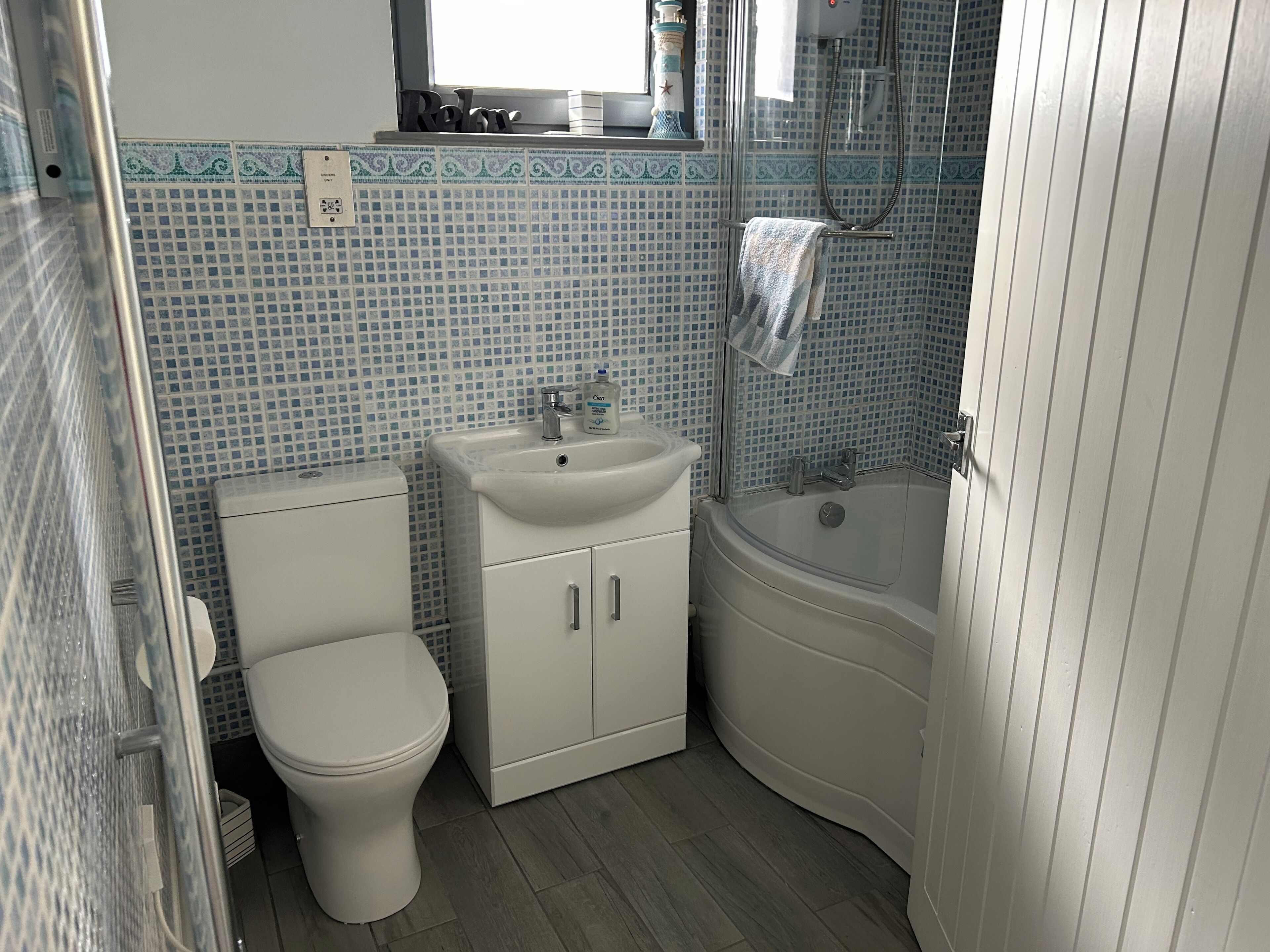 Un bagno con toilette, lavandino e vasca da bagno.