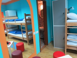 Chambre, salle de bains privée | Fer et planche à repasser, Wi-Fi gratuit, draps fournis