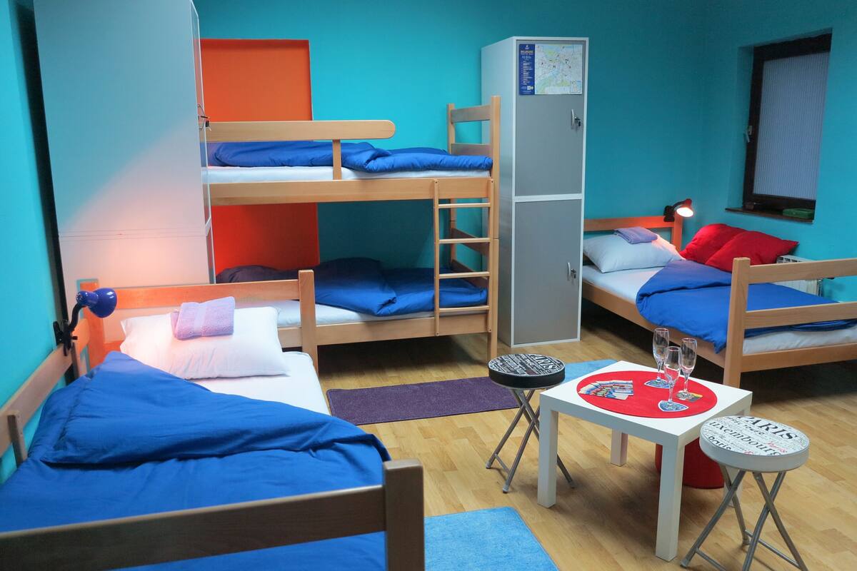 Un dormitorio con literas, un escritorio y un armario.