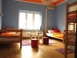 Chambre, salle de bains privée | Fer et planche à repasser, Wi-Fi gratuit, draps fournis
