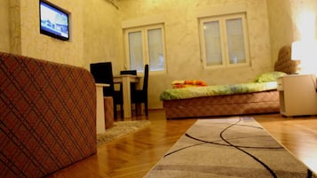 Studio (Green) | Fer et planche Ă repasser, Wi-Fi gratuit, draps fournis