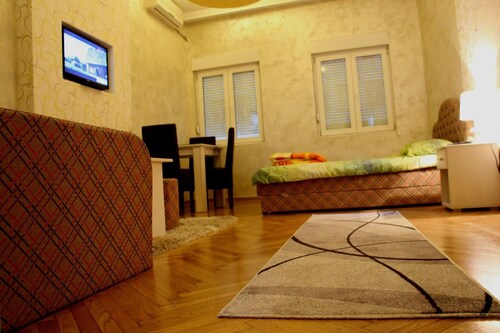 Traveler's Hostel & Apartments
