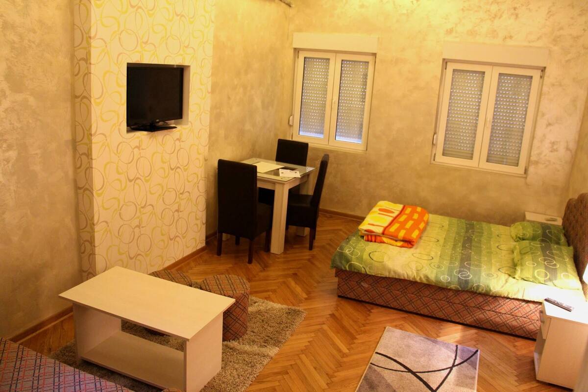 Estudio (Green) | Tabla de planchar con plancha, wifi gratis y ropa de cama 