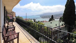 A balcony with a view of a coastal town, including a marina and distant mountains. - Italianway - San Bartolomeo 7 (Rapallo)