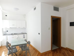 Standard Apartment (Studio - 011) | In-room dining
