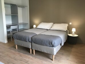 Habitación doble superior | 1 habitación, tabla de planchar con plancha, wifi gratis y ropa de cama 