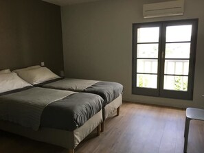 Habitación doble superior | Tabla de planchar con plancha, wifi gratis y ropa de cama 