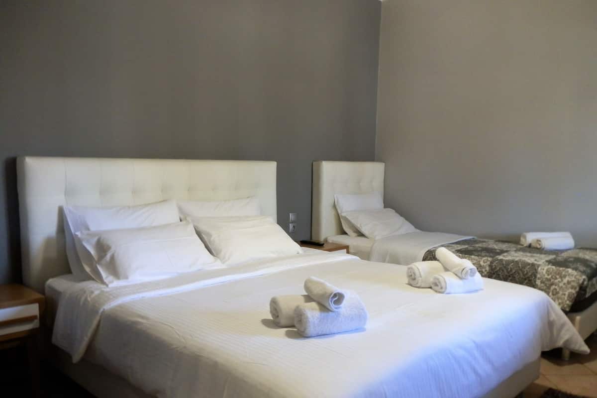 Quarto triplo clássico, vista para o jardim | Roupas de cama de algodão egípcio, roupas de cama premium, escrivaninha