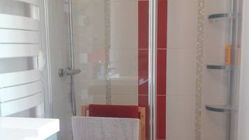 SĂšche-cheveux, serviettes fournies, papier toilette