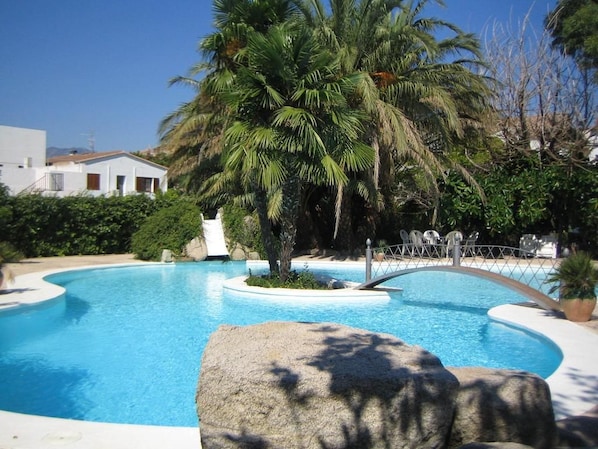 Piscina externa, funciona das 11h às 21h, espreguiçadeiras