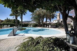 Outdoor pool, open 11:00 AM to 9:00 PM, pool loungers - Hotel Casa Ceremines (Xerta)