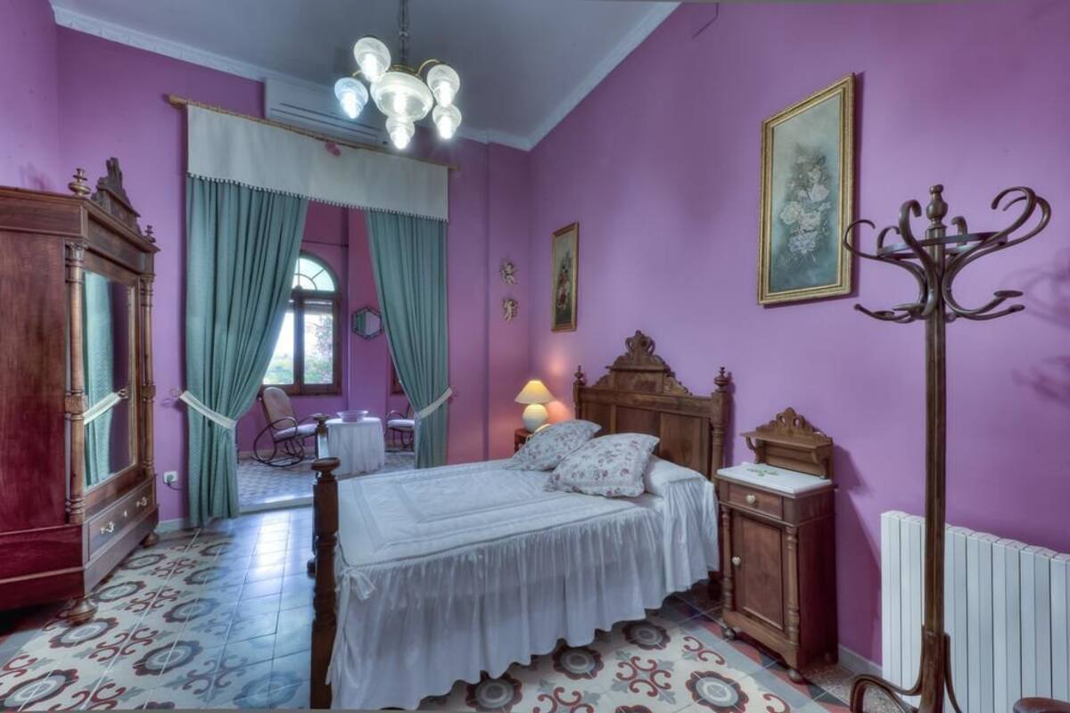 Double Room, Garden View (Clavell) | Bar mini, meja, langsir/tirai gelap terus, katil lipat simpan/tambahan 