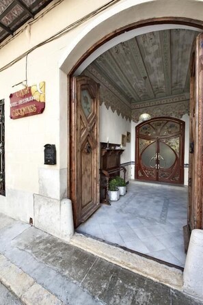 Entrada al alojamiento