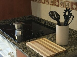 Frigorifero, microonde, forno, piano cottura