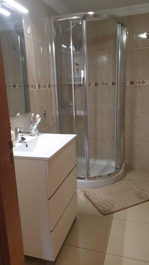 Dusche, Haartrockner, Bidet, Handtücher
