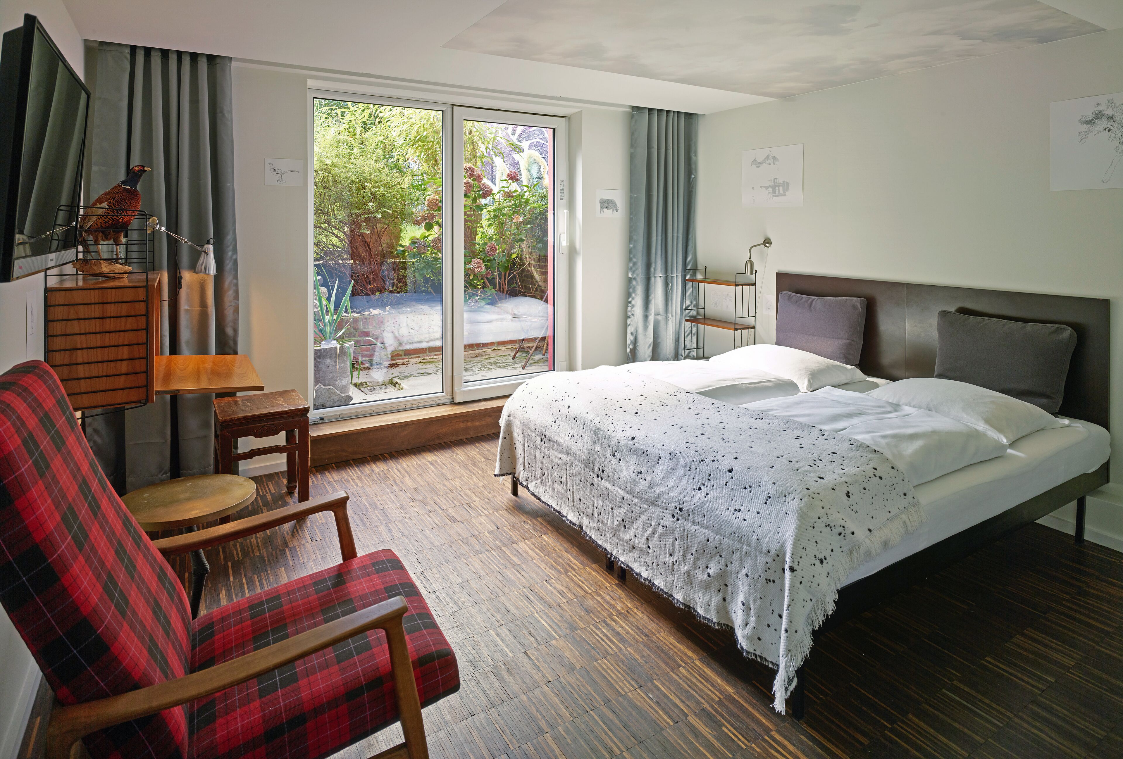 Hypo-allergenic bedding, desk, free WiFi, bed sheets