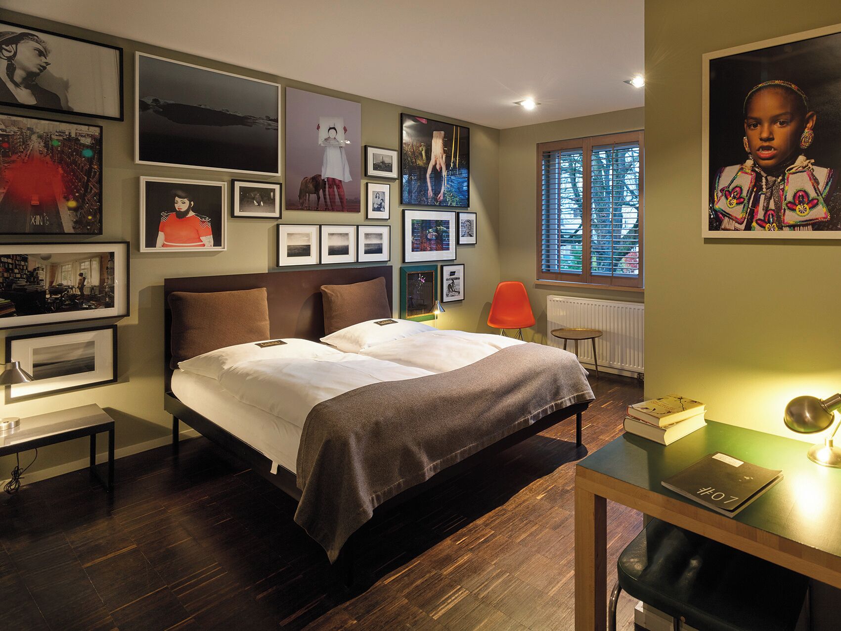 Hypo-allergenic bedding, desk, free WiFi, bed sheets