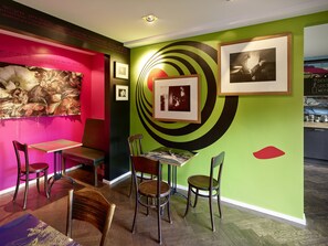 Daily cooked-to-order breakfast for a fee - Das kleine Schwarze (Hamburg)