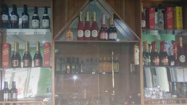 Bar (trong khuôn viên)