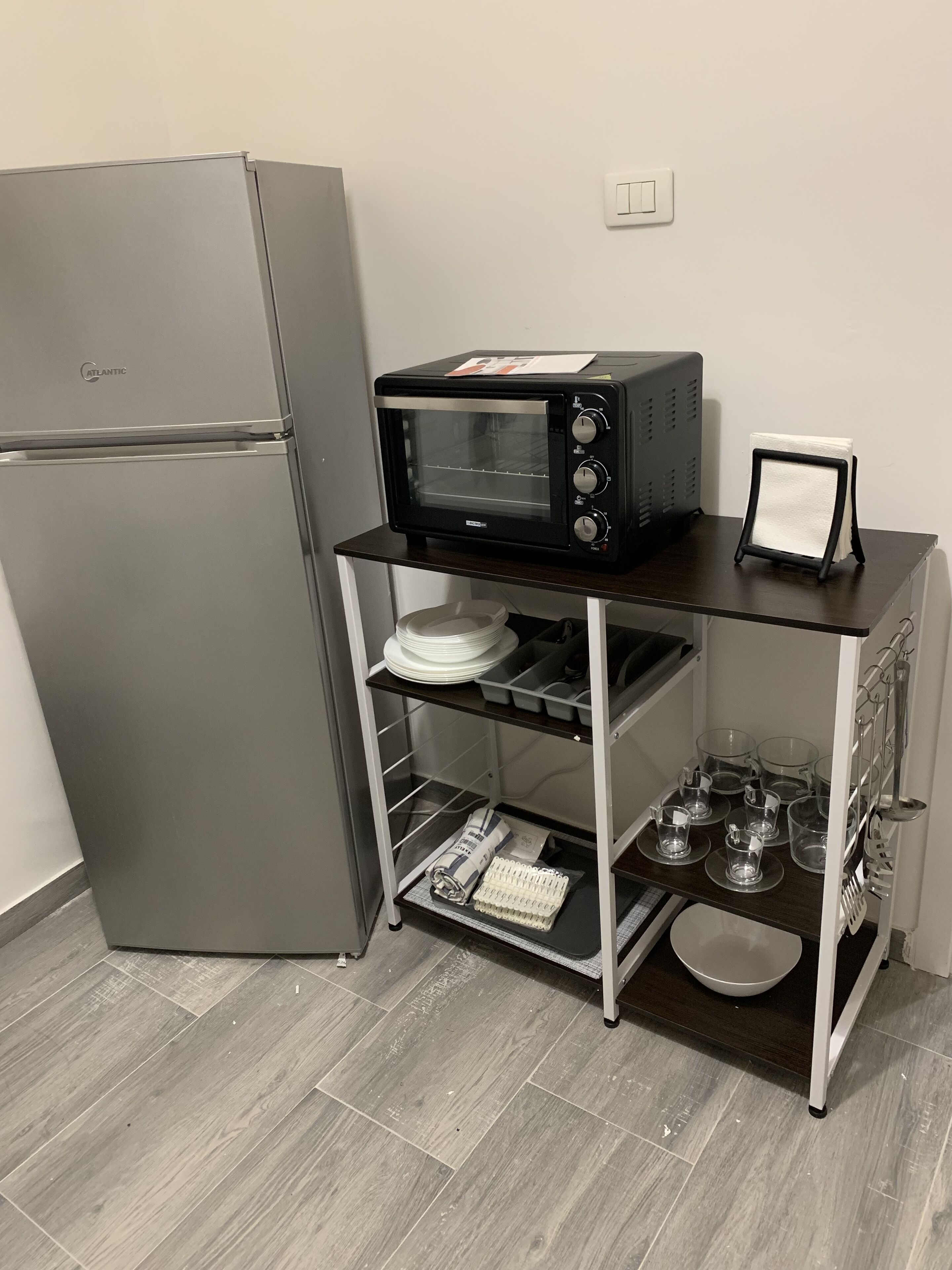 Kühlschrank, Ofen, Herdplatte, Kochgeschirr/Geschirr/Besteck