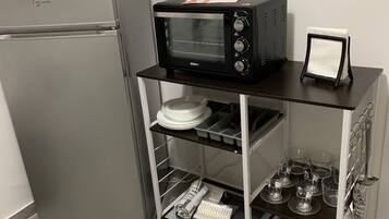 Kühlschrank, Ofen, Herdplatte, Kochgeschirr/Geschirr/Besteck