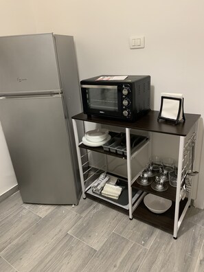 Kühlschrank, Ofen, Herdplatte, Kochgeschirr/Geschirr/Besteck