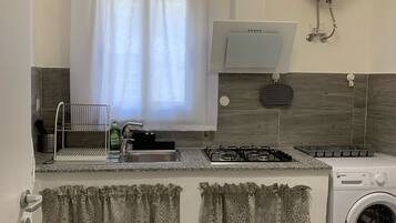 Réfrigérateur, four, plaque de cuisson