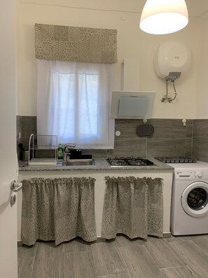 Kühlschrank, Ofen, Herdplatte, Kochgeschirr/Geschirr/Besteck