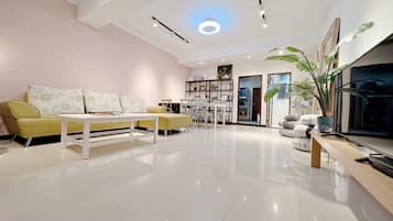 Comfort Villa | Living area | Flat-screen TV