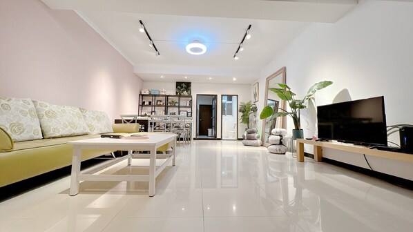 Comfort Villa | Living area | Flat-screen TV