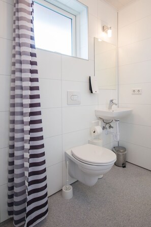 Kamar Double atau Twin, kamar mandi pribadi (Extra Bed) | Kamar mandi | Shower, handuk,  dan sabun