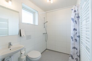 Habitación con 1 cama matrimonial o 2 individuales, baño privado (Extra Bed) | Baño | Regadera, toallas, jabón 
