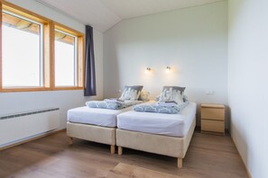 Habitación con 1 cama doble o 2 individuales, baño privado (Extra Bed) | Cortinas opacas, wifi gratis, ropa de cama