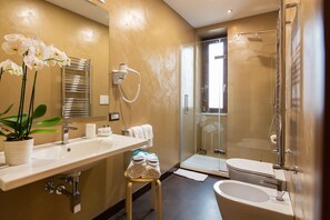 City-Zimmer | Badezimmer | Dusche, Haartrockner, Bidet, Handtücher