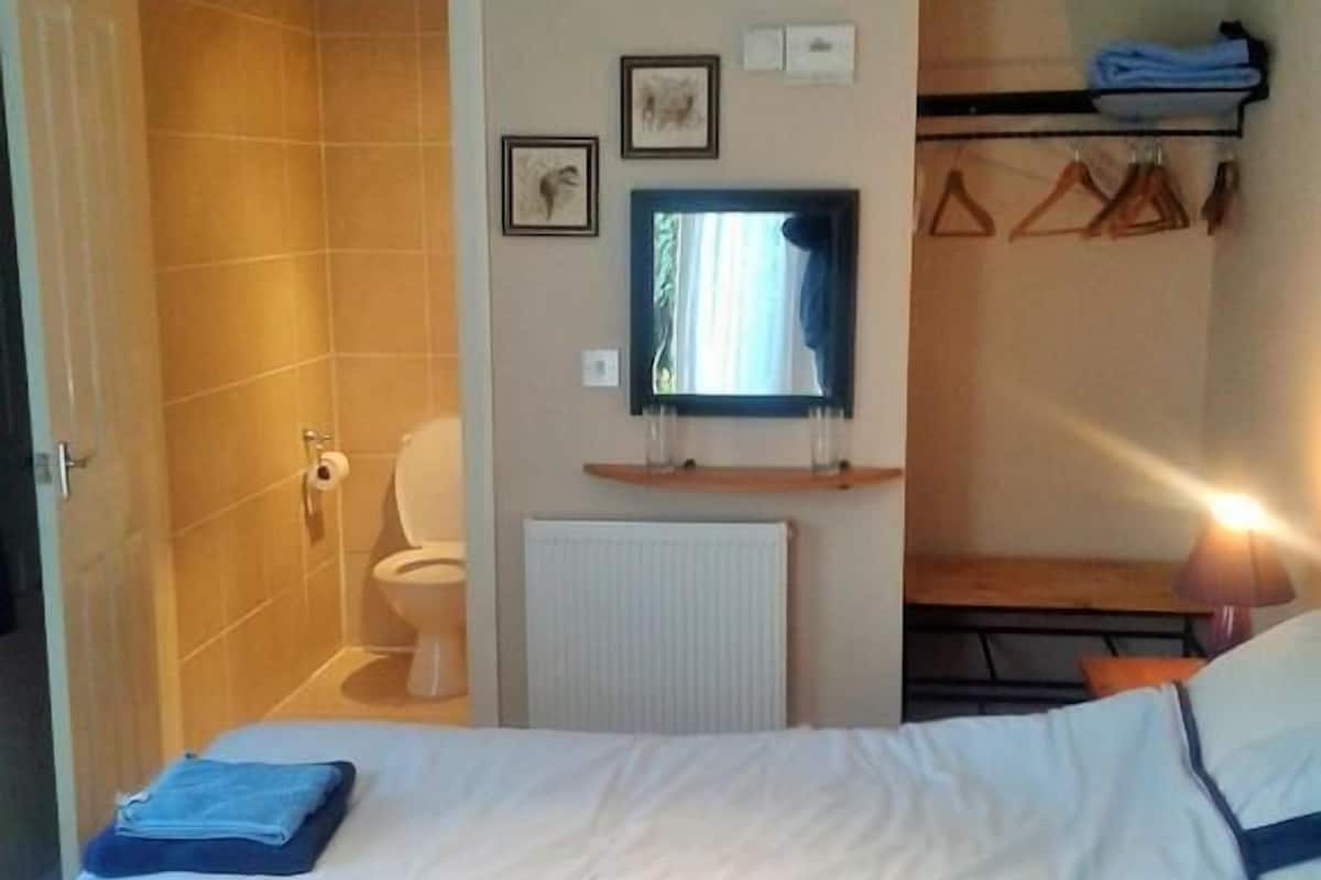 1 soverom, strykejern/-brett, wi-fi (inkludert) og sengetøy
