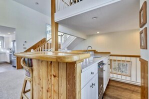 Interior - LITTLE is only 1 block walk to beach access - 4 BR - sleeps 8 (Duck)