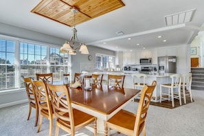 Fridge, microwave, oven, stovetop - LITTLE is only 1 block walk to beach access - 4 BR - sleeps 8 (Duck)