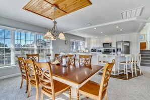 Dining - LITTLE is only 1 block walk to beach access - 4 BR - sleeps 8 (Duck)
