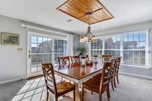 Dining - LITTLE is only 1 block walk to beach access - 4 BR - sleeps 8 (Duck)