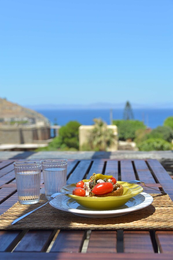 تناول الطعام بالخارج