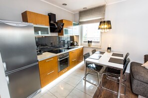 Comfort Apartment | Private kitchen | Full-sized fridge, oven, stovetop, electric kettle - Super-Apartamenty - Targi Poznanskie (Poznan)
